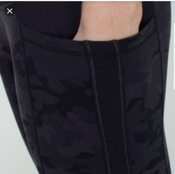 SOLD Lululemon sun salutation black camo sz 6 - Picture 2 of 7
